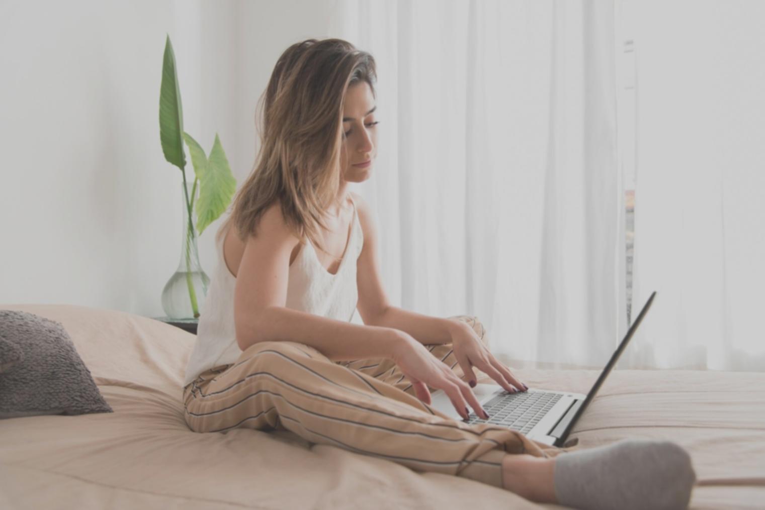 Presentación de análisis financiero en reunión de comité directivo