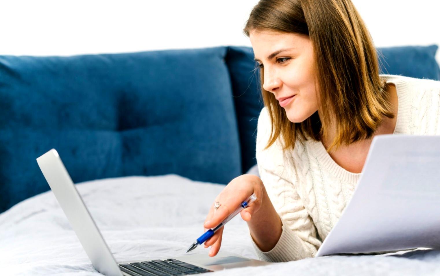 Documentos de valoración de empresas y fusiones sobre mesa de trabajo