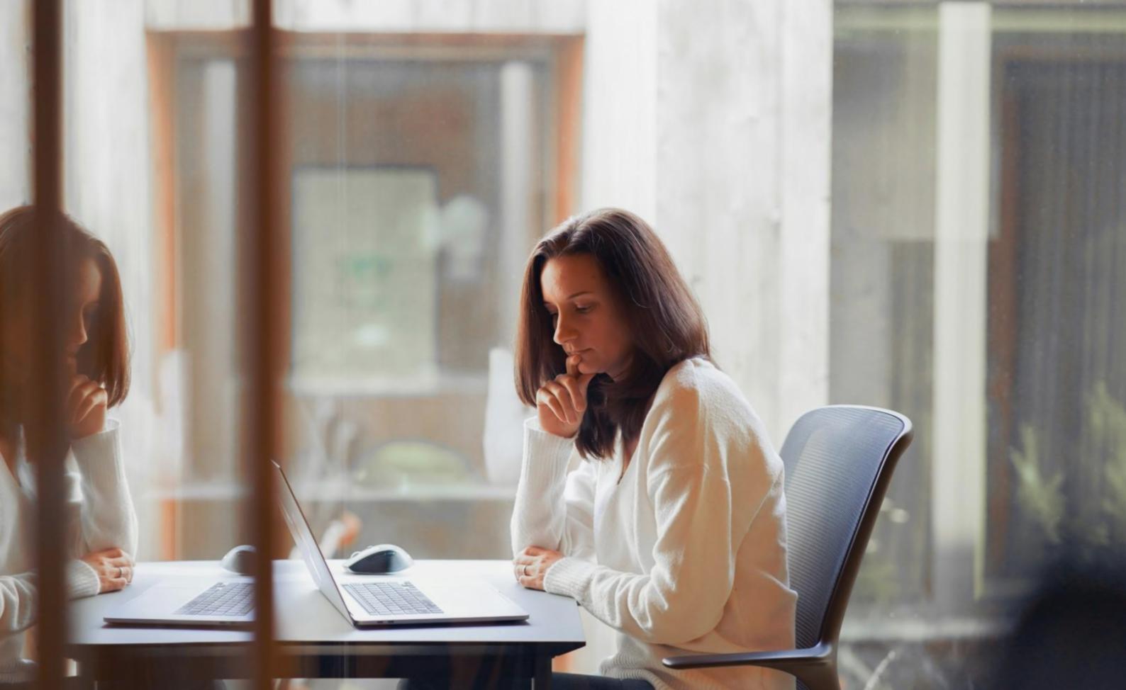 Analista financiero trabajando con modelos complejos de valoración en entorno corporativo